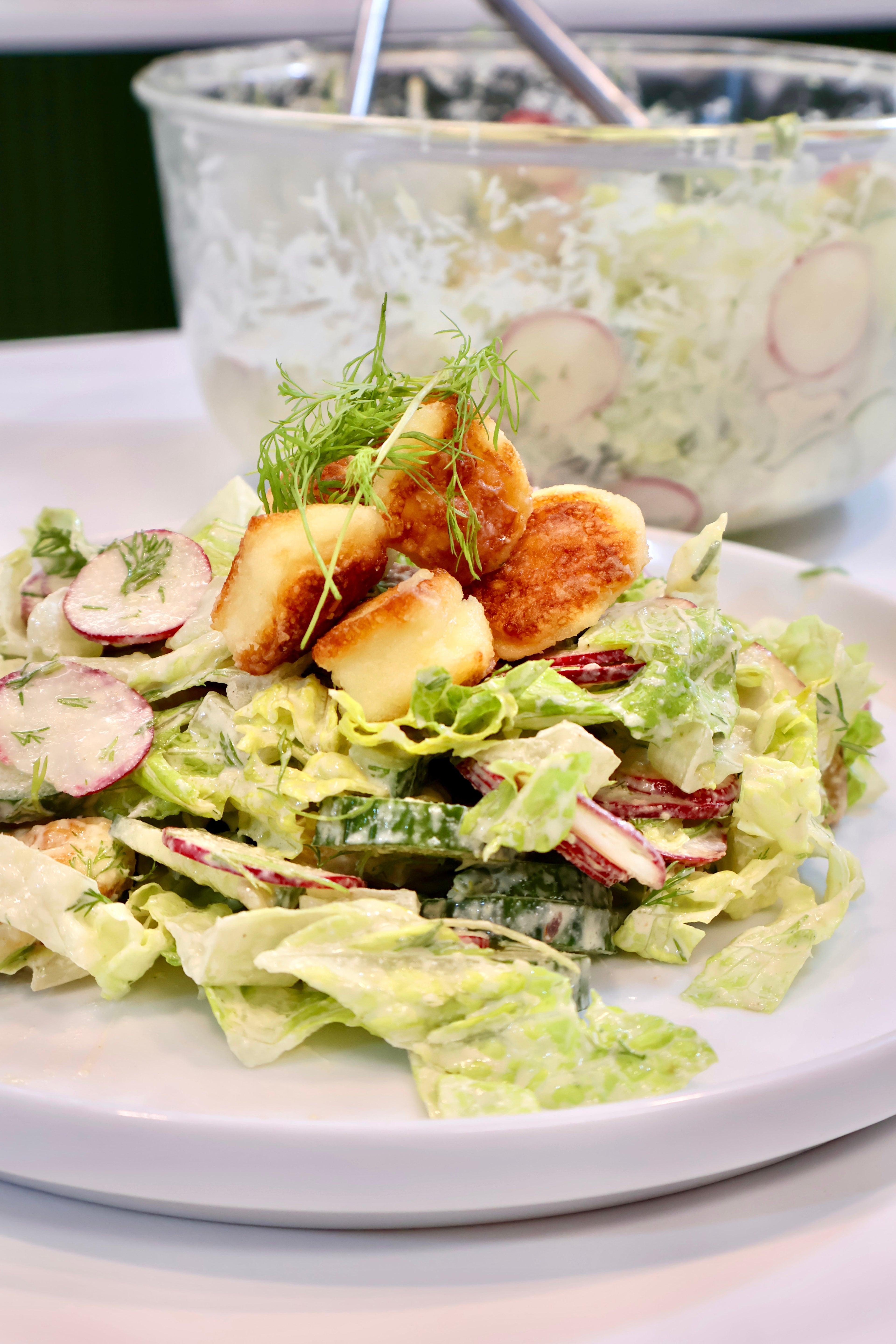 Salade d’halloumi croustillant & sauce aux cornichons