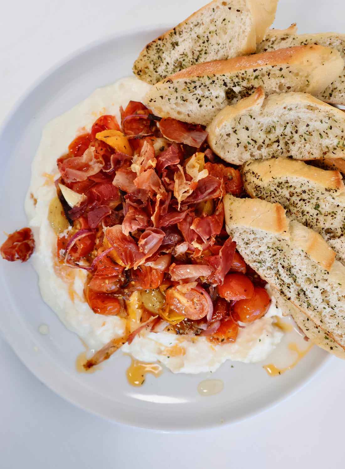 Burrata, tomates confites & prosciutto croustillant