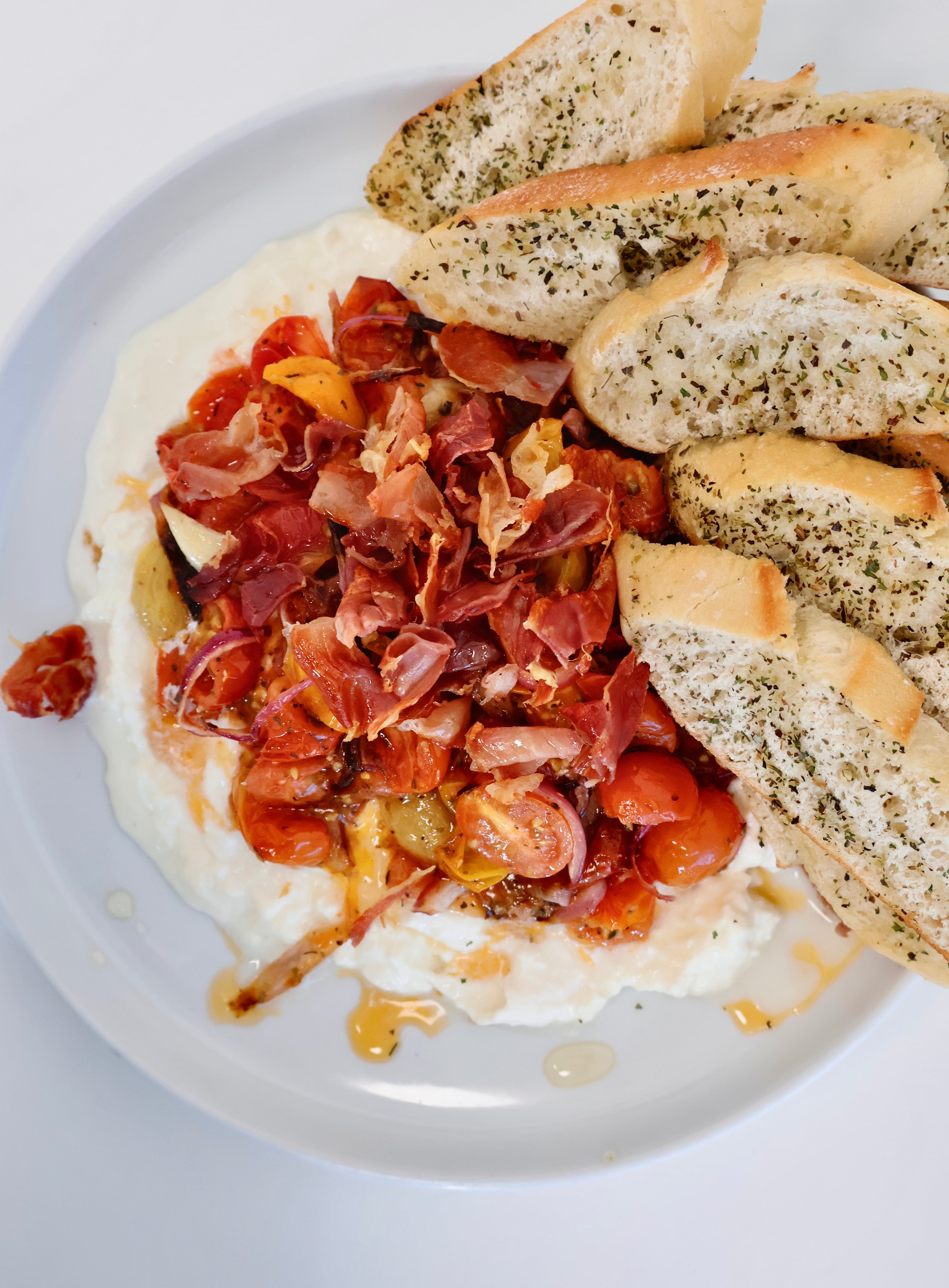 Burrata, tomates confites & prosciutto croustillant