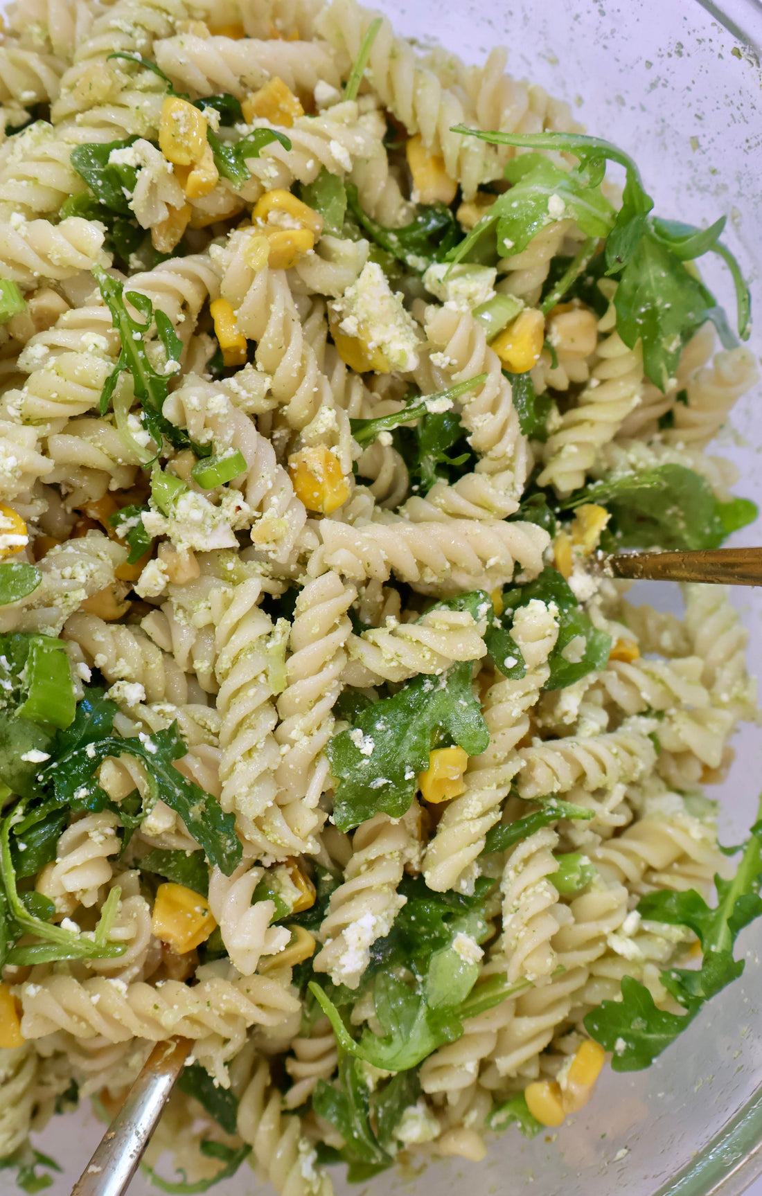 Salade de pâtes au maïs grillé, feta & roquette