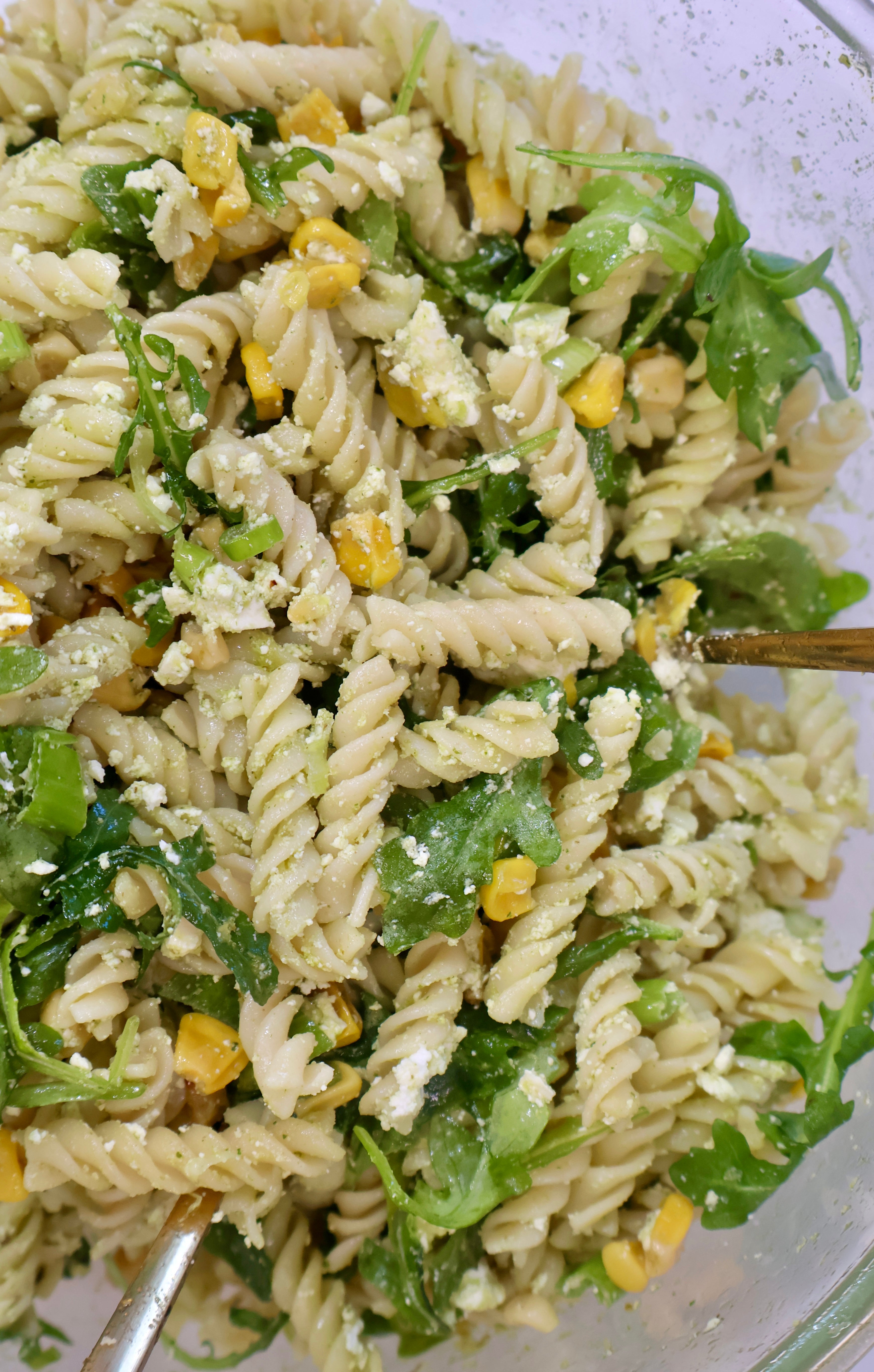 Salade de pâtes au maïs grillé, feta & roquette